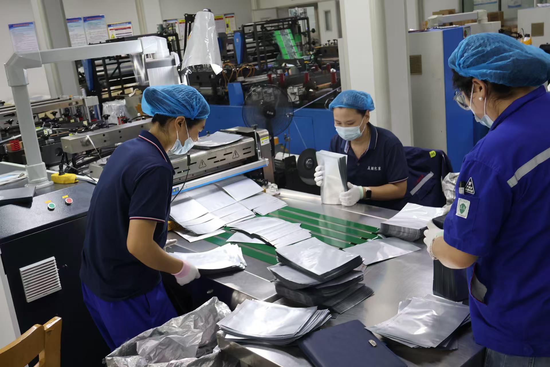 Inspection des sacs finis chez Miaoman Packaging